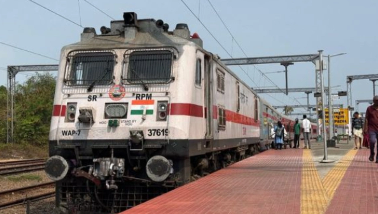 Charminar Express Fire: चारमीनार एक्सप्रेस में अचानक लगी आग, धूं-धूं कर जला S5 कोच, मची अफरा-तफरी