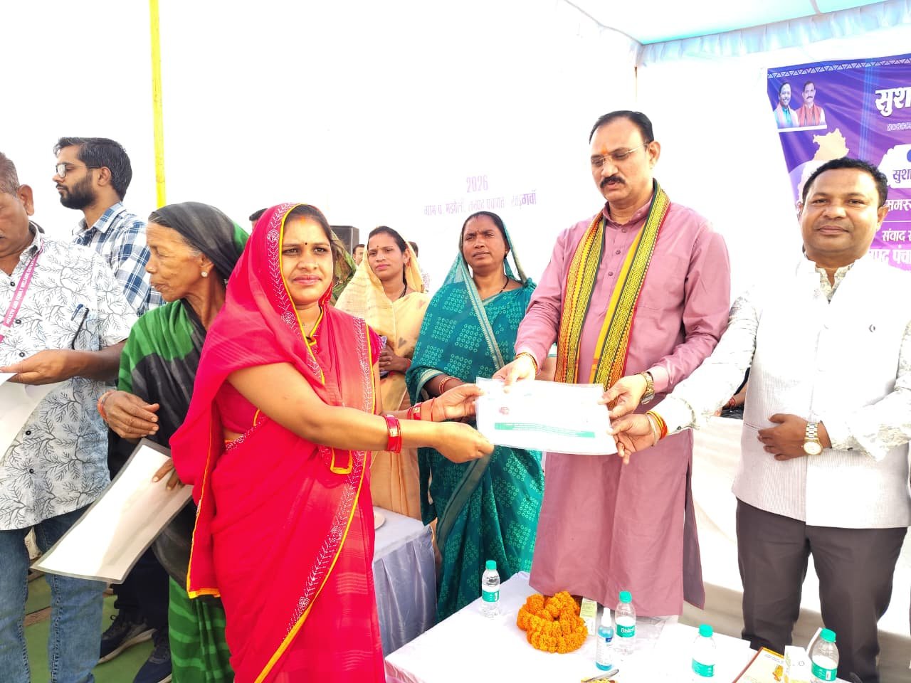 रायपुर : मझौली शिविर में सविता को मौके पर मिला आयुष्मान कार्ड, ग्रामीणों की समस्याओं का हुआ त्वरित निराकरण