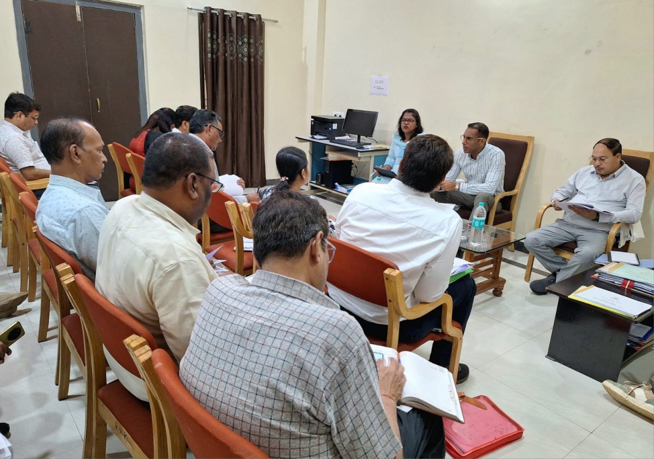 रायपुर : बस्तर में सड़कों और पुलों के काम में आएगी तेजी, लोक निर्माण विभाग के सचिव ने अधिकारियों व ठेकेदारों की ली बैठक