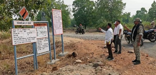 सुकमा में विकास की नई तस्वीर : दुर्गम गांवों तक पहुंचा प्रशासन, मोटरसाइकिल से कलेक्टर ने किया दौरा