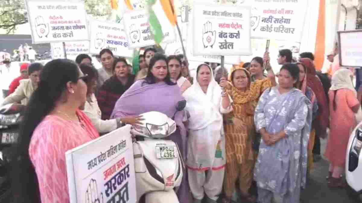महंगाई के खिलाफ सड़कों पर गूंजा विरोध, स्कूटी को धक्का देकर महिला कांग्रेस का अनोखा प्रदर्शन