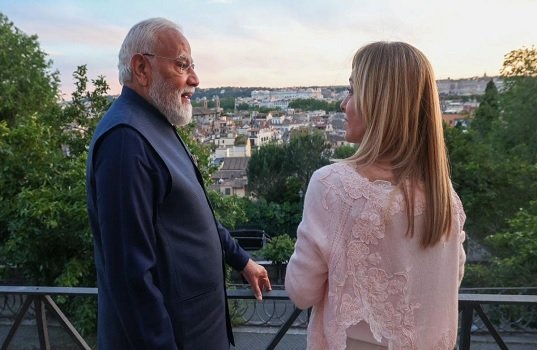 PM Modi Italy Visit: रोम में मोदी और मेलोनी की खास मुलाकात, साथ घूमा कोलोसियम