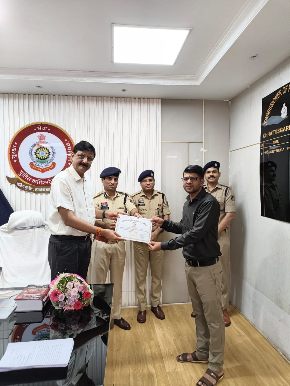 साहस और सजगता का सम्मान – चाकू से हमला कर लूट करने वाले आरोपी को पकड़ने में सहयोग करने वाले आम नागरिक आकाश शुक्ला को किया गया सम्मानित