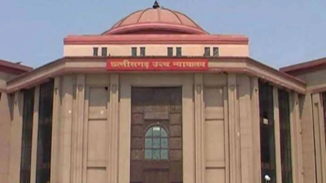 ‘जैसा मन किया, वैसे ही चले आए…’, भिलाई निगम डिप्टी कमिश्नर को ड्रेसकोड पर हाई कोर्ट ने लगाई फटकार