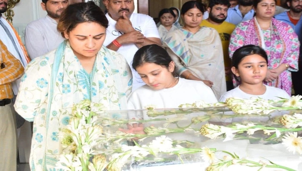 “अपर्णा यादव का कठिन समय: एक तरफ बेटियों का विलाप, दूसरी तरफ प्रतीक की विदाई; टूट गया यादव परिवार