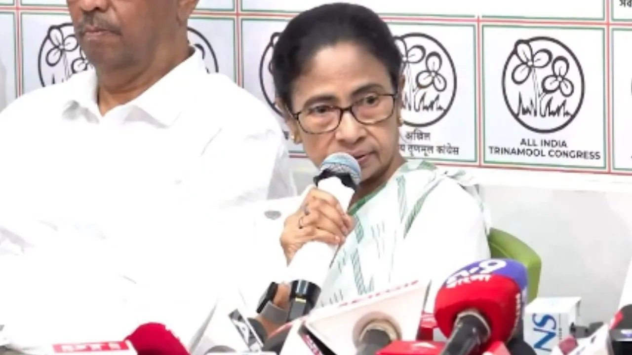पश्चिम बंगाल सियासत में बड़ा बवाल ममता बनर्जी ने लगाए चुनाव प्रक्रिया पर गंभीर आरोप