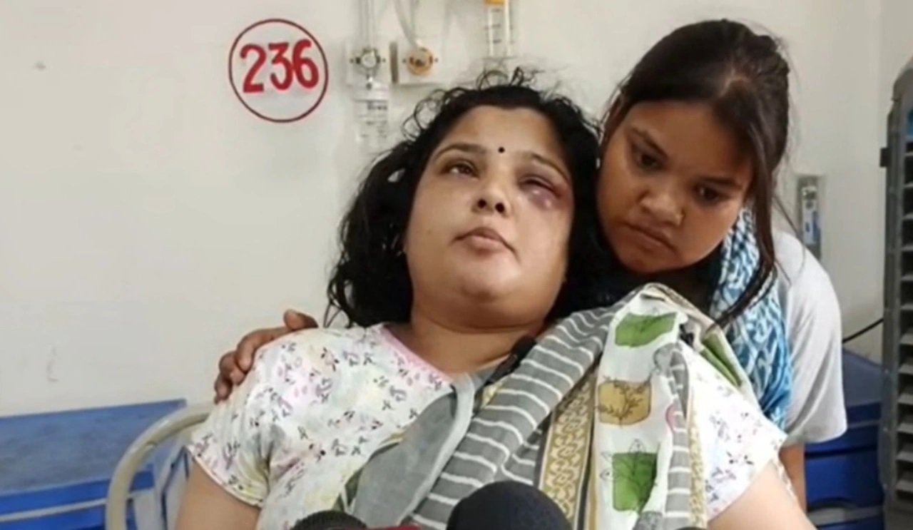 घर में घुसकर सपा महिला नेता पर हमला, बेटी के सामने बाल पकड़कर घसीटा; CCTV ने खोली पूरी वारदात
