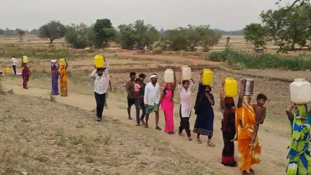 भीषण गर्मी में आदिवासी गांव में जल संकट, मऊगंज में ग्रामीण बोले- अधिकारियों से कई बार शिकायत की, लेकिन नहीं हुई कार्रवाई
