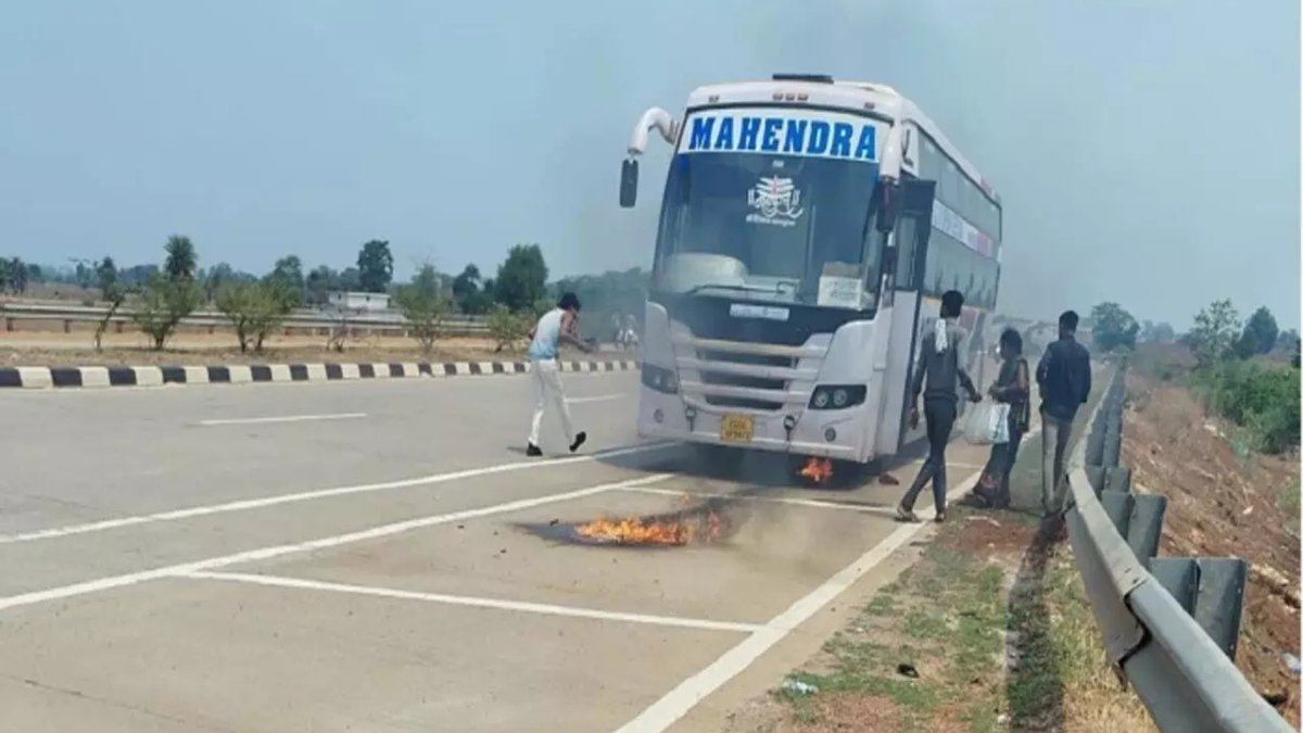 चलती स्लीपर बस में लगी आग, चालक की सतर्कता से टला बड़ा हादसा, सभी यात्री सुरक्षित