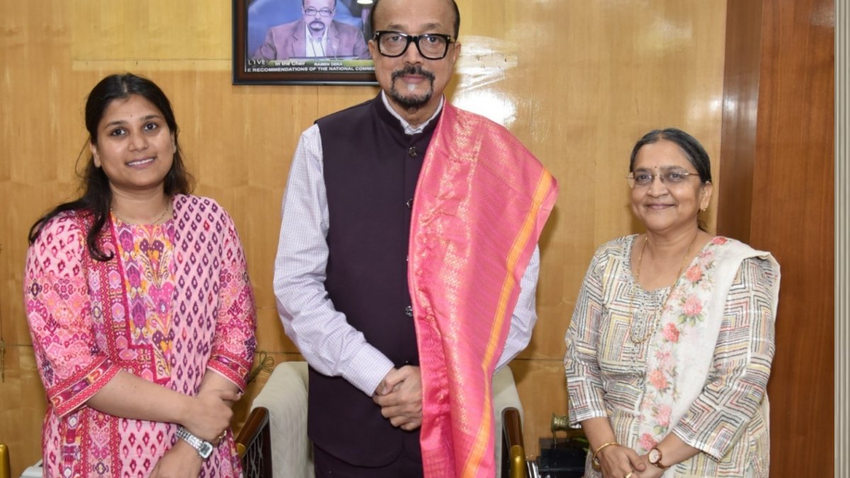 रायपुर : राज्यपाल  डेका से सुप्रीम कोर्ट में छत्तीसगढ़ की स्टैंडिंग काउंसिल सुश्री जैन ने की सौजन्य भेंट