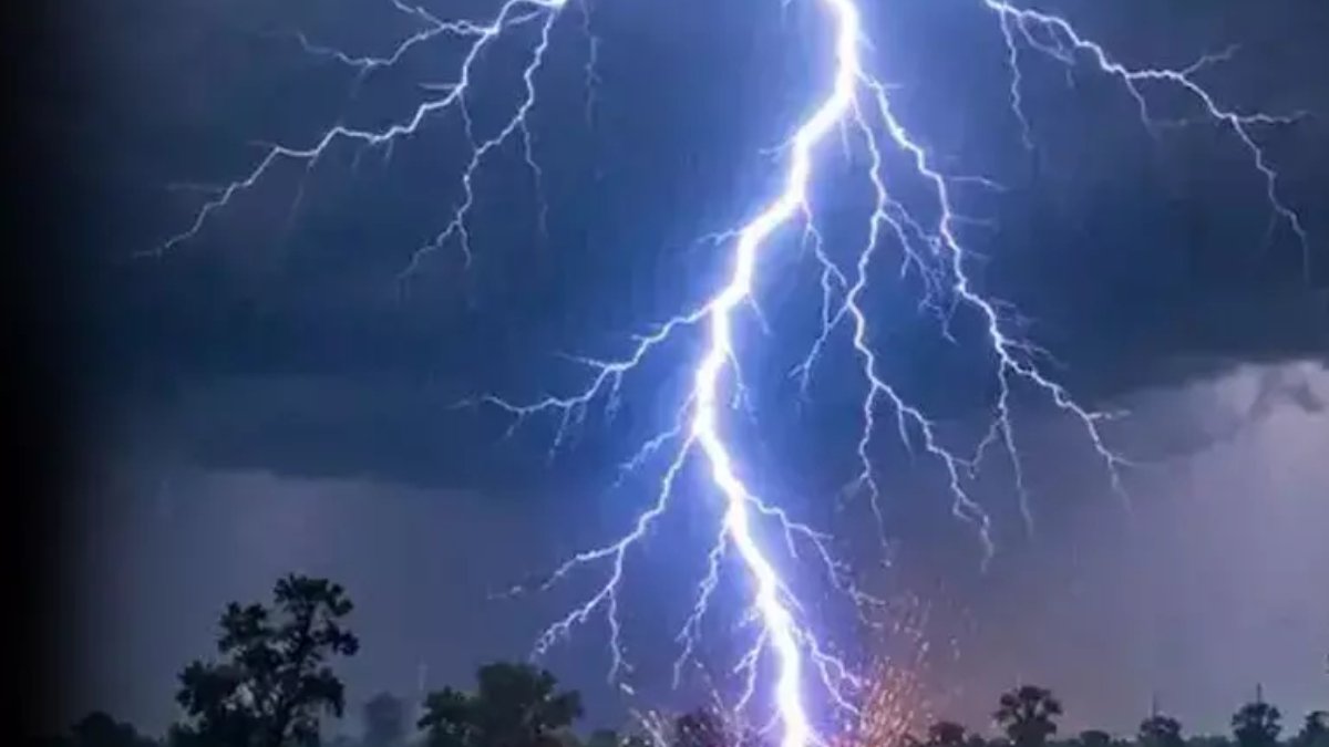 दर्दनाक हादसा, आकाशीय बिजली गिरने से दो मासूम समेत तीन की मौत…गांव में पसरा मातम