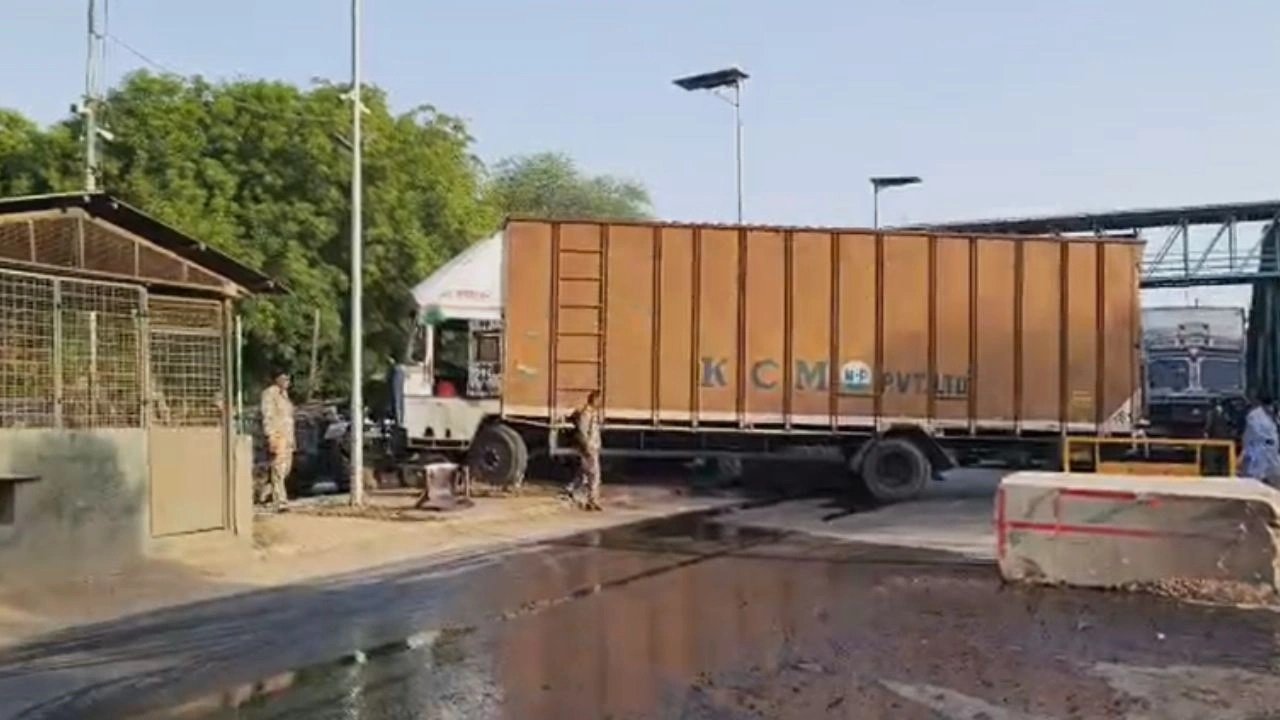 तेज रफ्तार ट्रक ने मचाई अफरा-तफरी, पत्थरों से टकराकर डिवाइडर पर चढ़ा…वनकर्मी बाल-बाल बचे