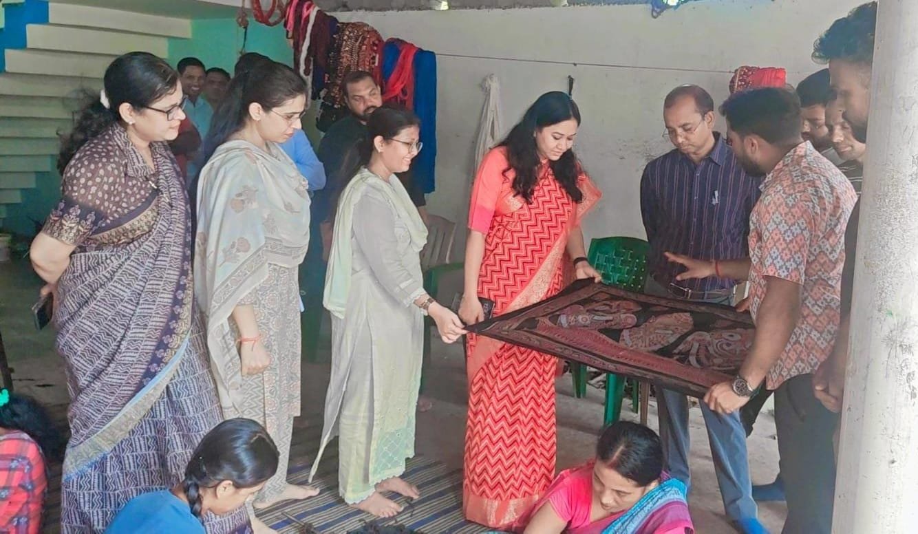 कलेक्टर ने बुनकरों के केंद्र जाकर किया हथकरघा कला को प्रोत्साहन