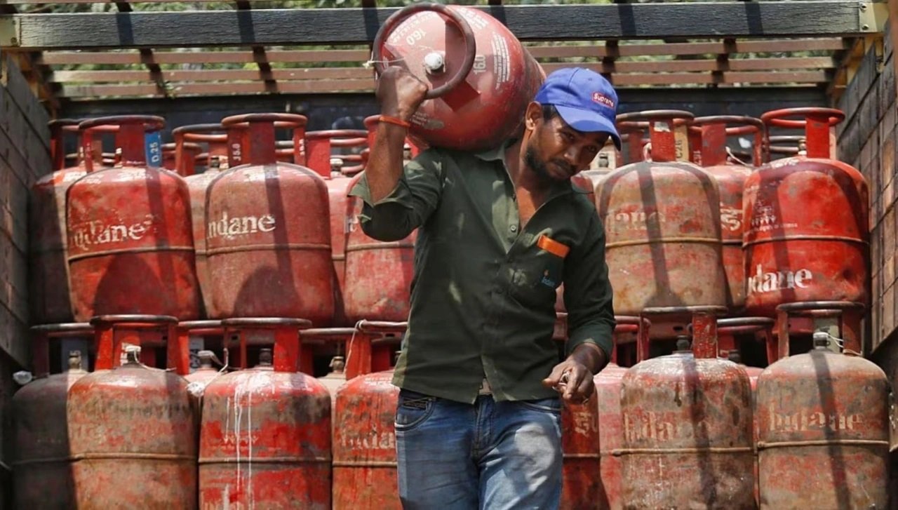 LPG Price Hike: रसोई गैस फिर हुई महंगी, 29 रुपये की बढ़ोतरी से बिगड़ेगा घरेलू बजट, कई शहरों में नए रेट लागू