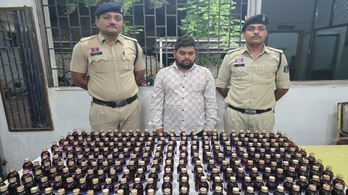 रायपुर में नशे के नेटवर्क पर पुलिस का प्रहार, 249 शीशी प्रतिबंधित कोडीन सिरप के साथ तस्कर गिरफ्तार