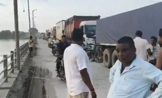शबरी पुल पर दो घंटे से लंबा जाम: बीच पुल में कैप्सूल और ट्रेलर खराब, दोनों जिलों का आवागमन प्रभावित