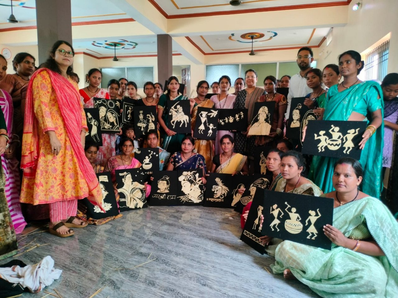 रायपुर : आत्मनिर्भरता की ओर बढ़ते कदम : बलौदाबाजार में समूह की 40 महिलाओं को मिला धान और पैरा आर्ट का प्रशिक्षण