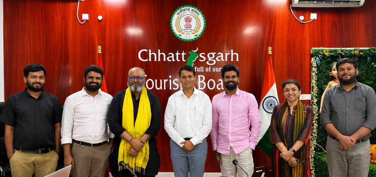 रायपुर : ‘भारत भाग्य विधाता‘ फिल्म के लेखक-निर्देशक  मनोज तापड़िया तथा फिल्म निर्माता  आदि शर्मा ने की छत्तीसगढ़ टूरिज्म बोर्ड के एमडी  विवेक आचार्य से सौजन्य मुलाकात