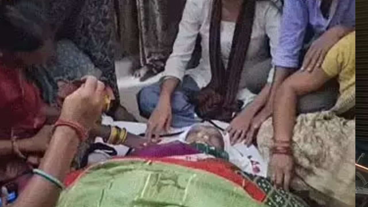CG News: पैतृक गांव गनियारी पहुंचा पद्म विभूषण डॉ. तीजन बाई का पार्थिव शरीर, राजकीय सम्मान के साथ होगा अंतिम संस्कार