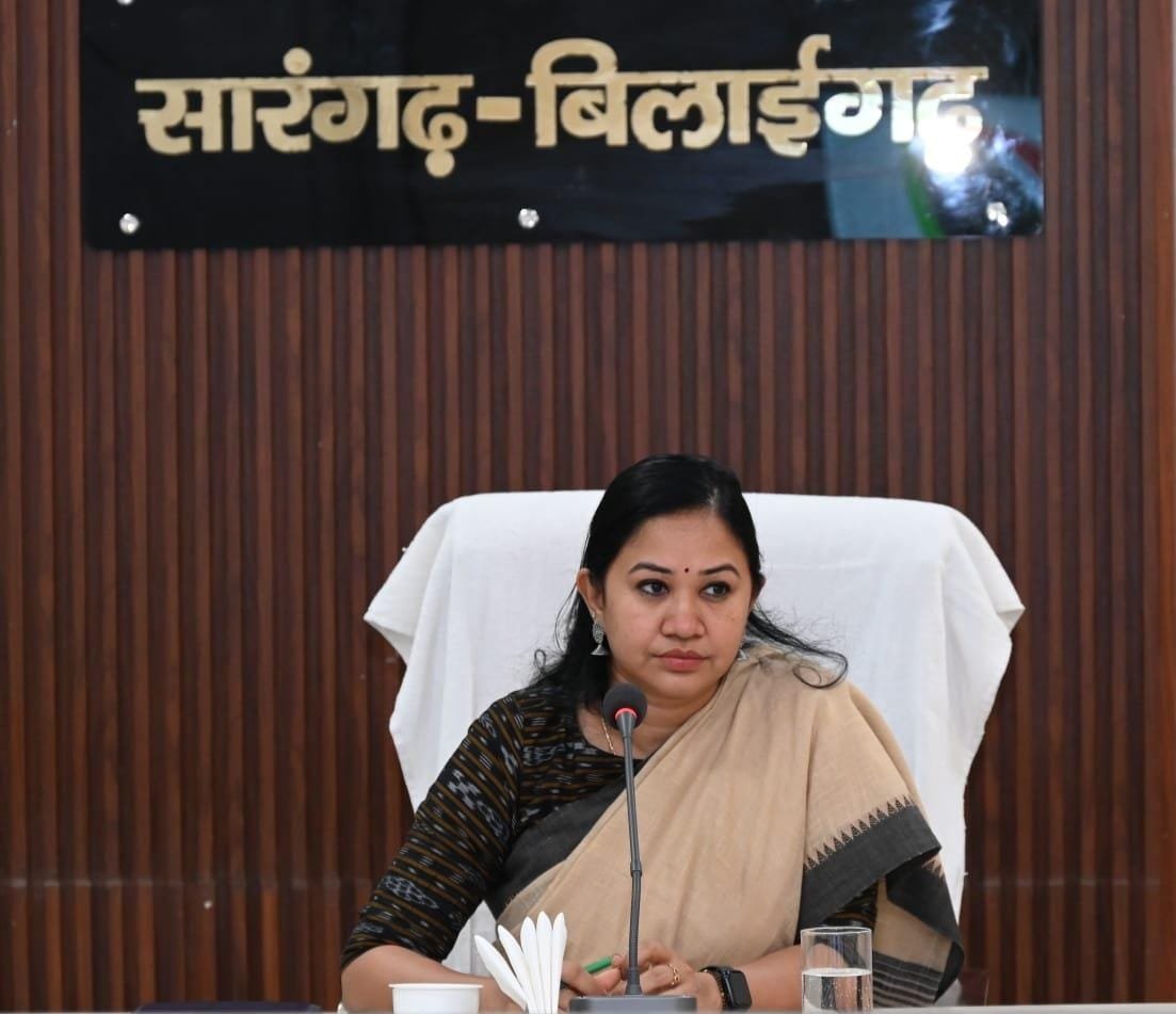 8 तहसीलदारों क़ो कलेक्टर ने थमाया नोटिस