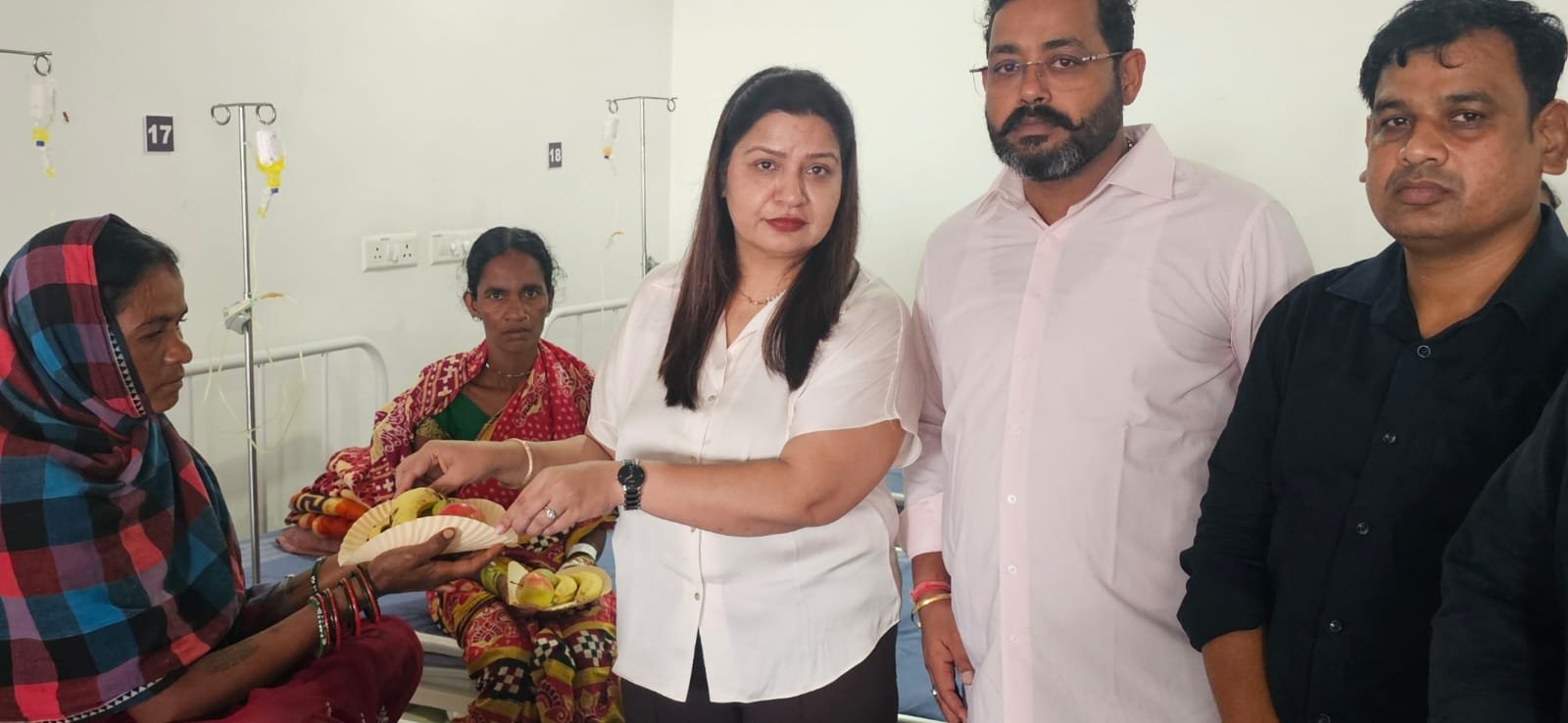 जन्मदिन पर सेवा का संदेश: उर्मिला फाउंडेशन की डायरेक्टर नम्रता सिंह ने मरीजों को बांटे फल, हेलमेट और ट्रैफिक जवानों को देंगे रेनकोट