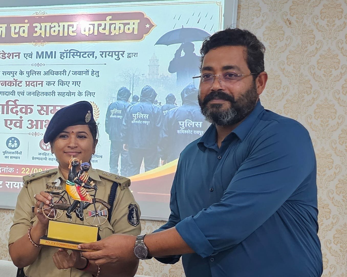 बारिश में ड्यूटी करने वाले यातायात जवानों को मिला सहारा, उर्मिला मेमोरियल हॉस्पिटल ने बांटे 200 रेनकोट