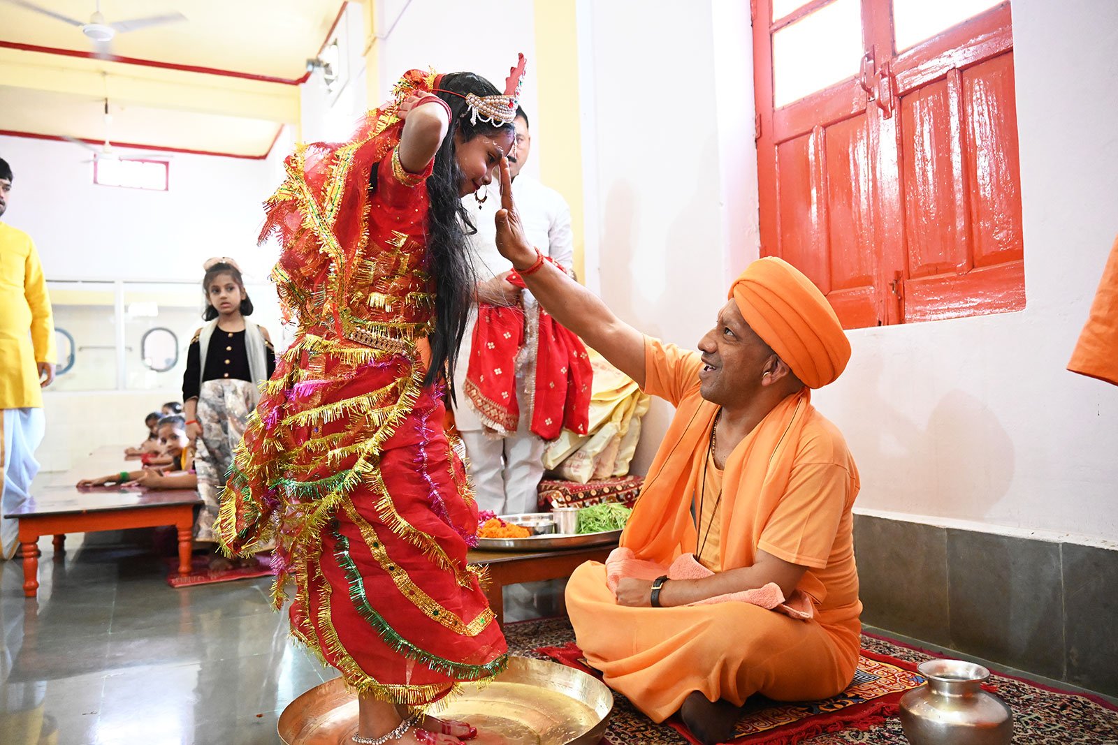 मुख्यमंत्री योगी आदित्यनाथ ने किया कन्या पूजन